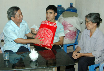 Phó Bí thư Thường trực Tỉnh ủy, Trưởng đoàn đại biểu Quốc hội tỉnh Hưng Yên thăm và chúc mừng 2 thủ khoa đại học